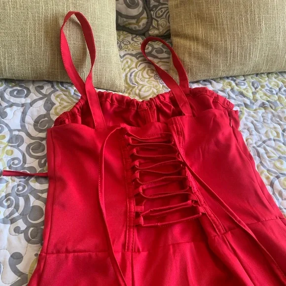 House of CB Carmen dress lookalike: midi sleeveless red dress with slit - Picture 7 of 9